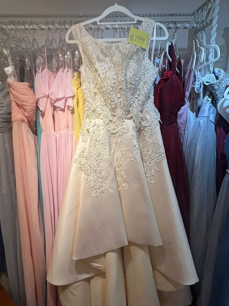 白緞蕾絲層次晚禮服